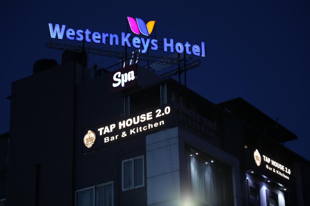 Western Keys Hotel Bangalore Esterno foto